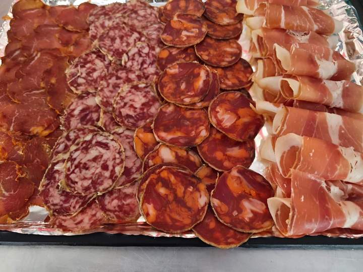 Livraison plateau de charcuteries  Suresnes et ses alentours