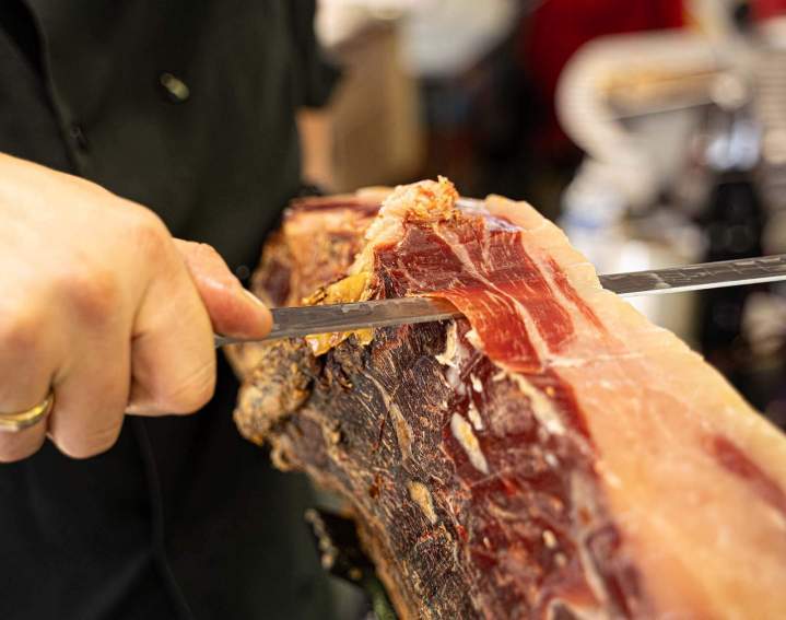 Parfaite maîtrise de l’art de couper du jambon