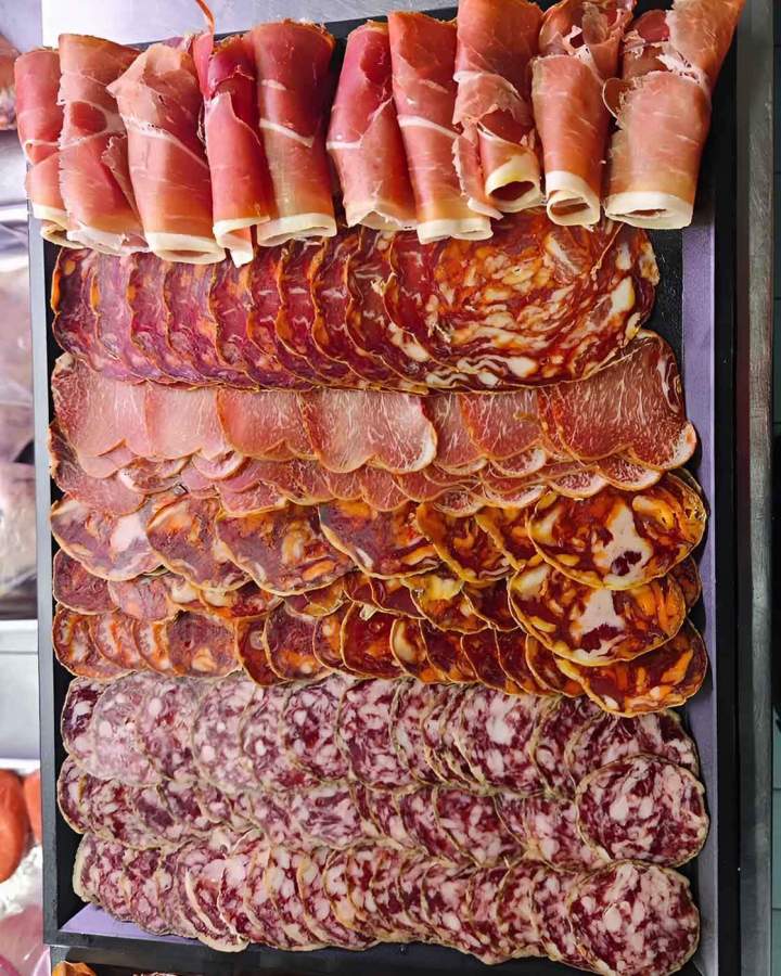 Le plaisir de savourer des charcuteries authentiques
